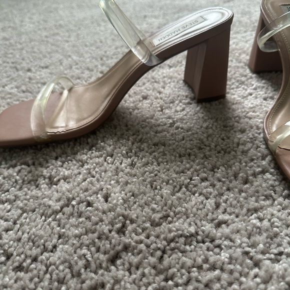Steve Madden Tan Cream Heels Elegant Design - Picture 3 of 4